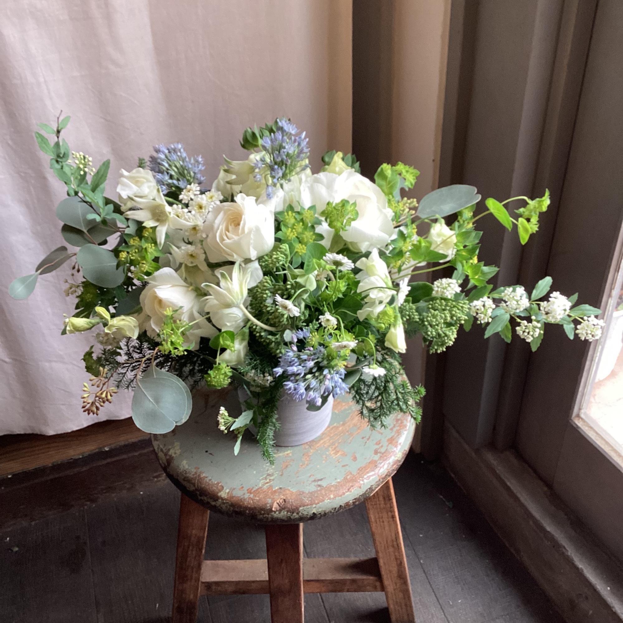 お悔やみのシーンでご依頼いただいたナチュラルなアレンジ花