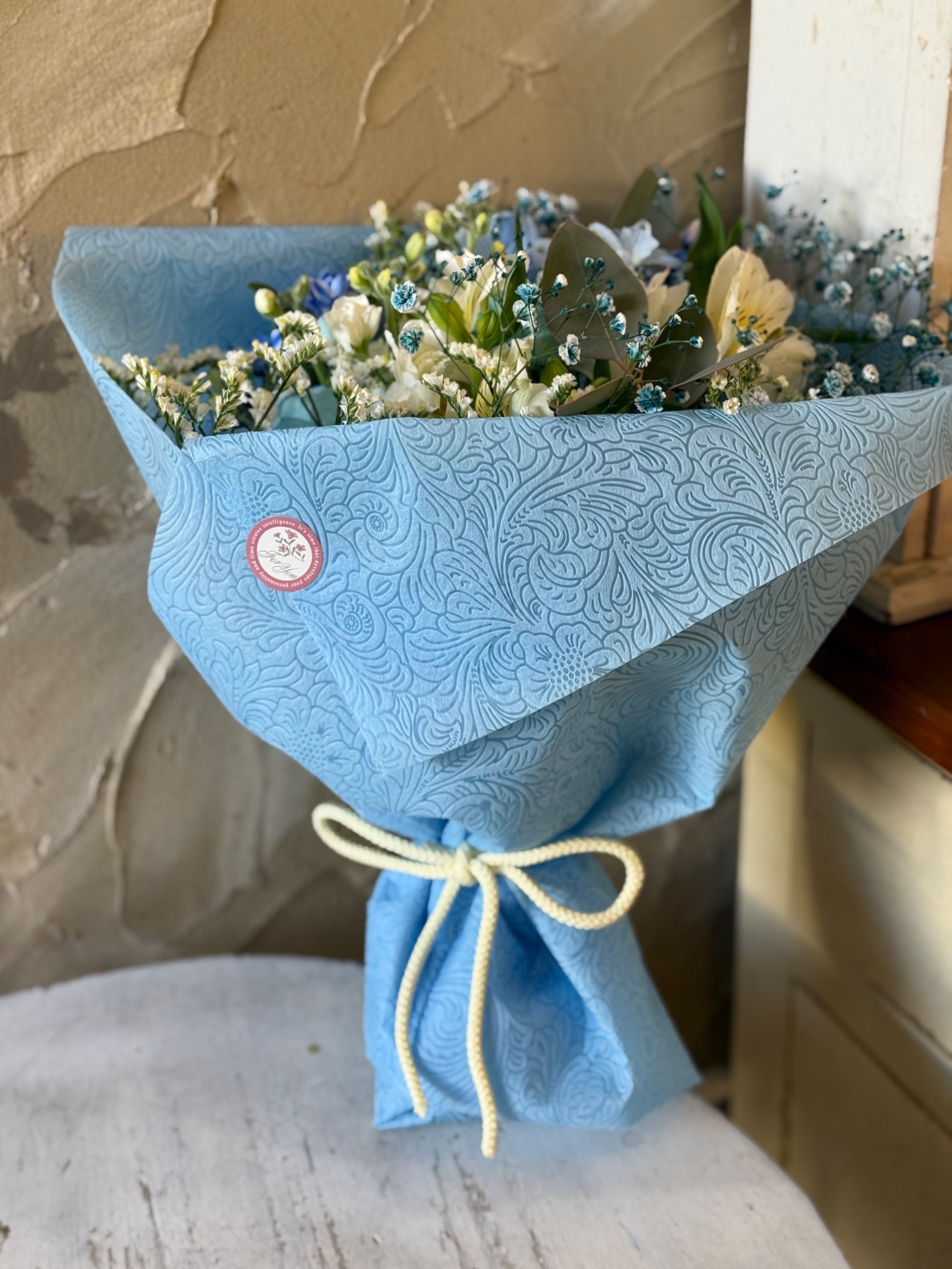 成人式のお祝いにおまとめしたブルーの花束