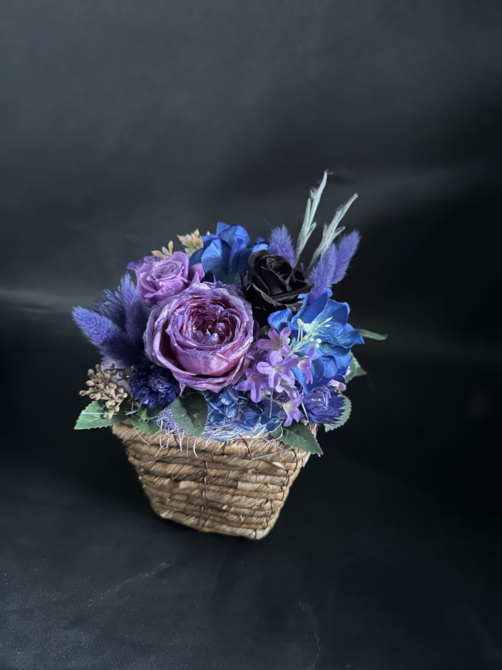 青と紫を基調にシックでダークな雰囲気のお祝い花