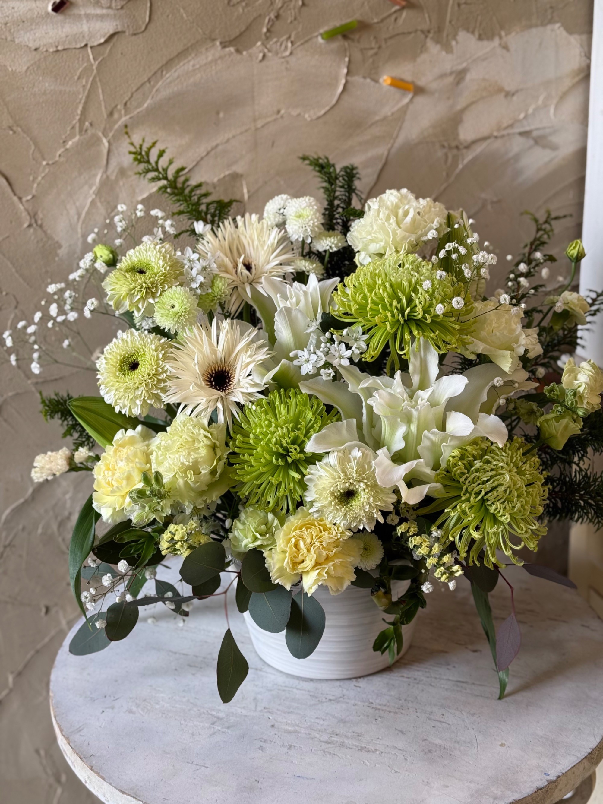 白を基調におつくりした上品なお悔やみのお花