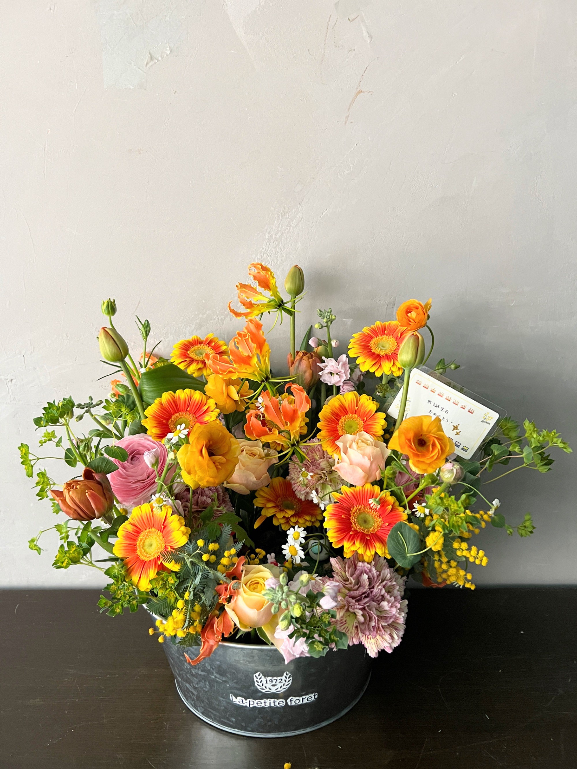 黄色を基調に華やかにおつくりしたバースデーフラワー