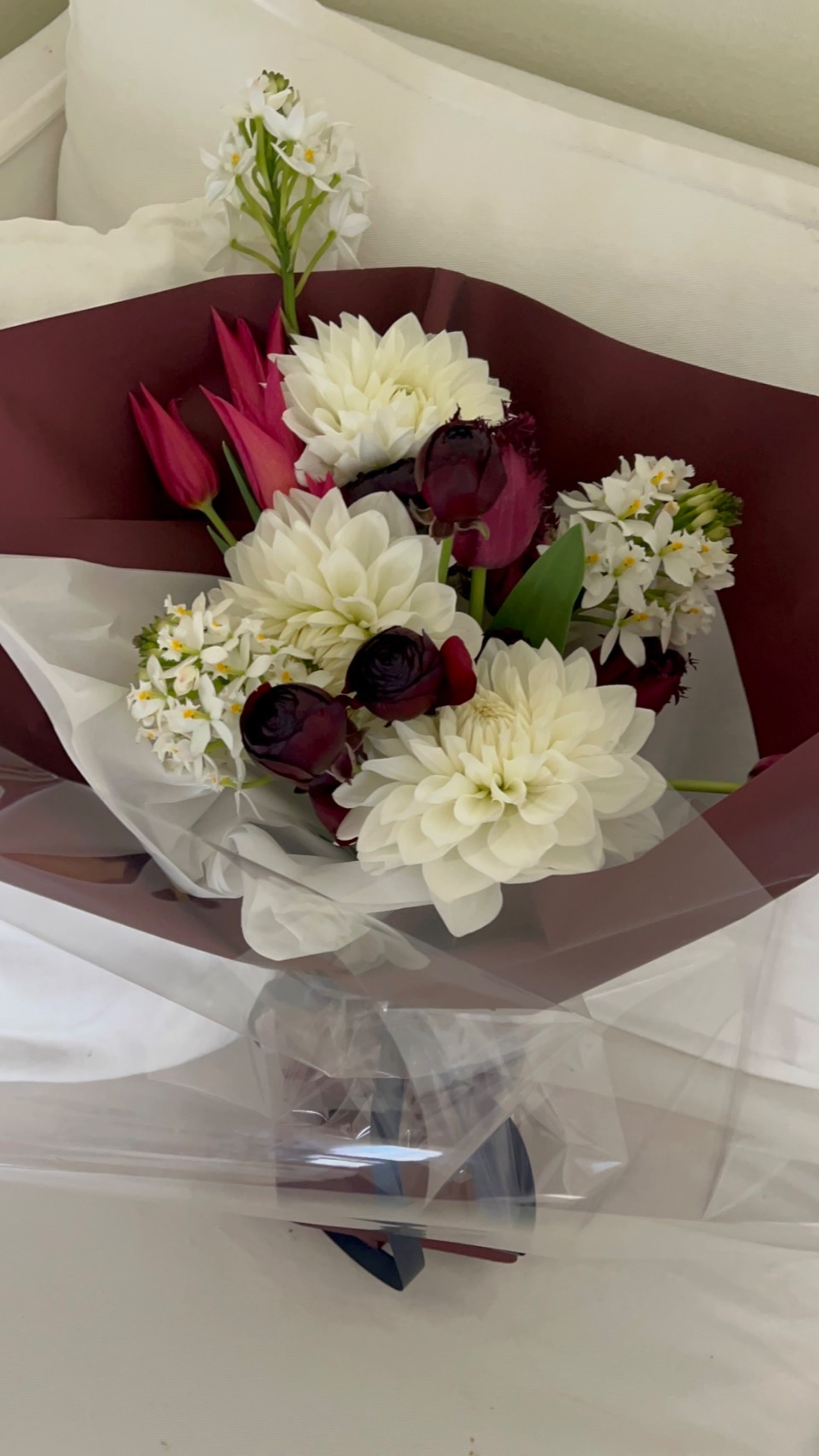 「感謝を込めて」白ダリアが華やかなフラワーブーケ