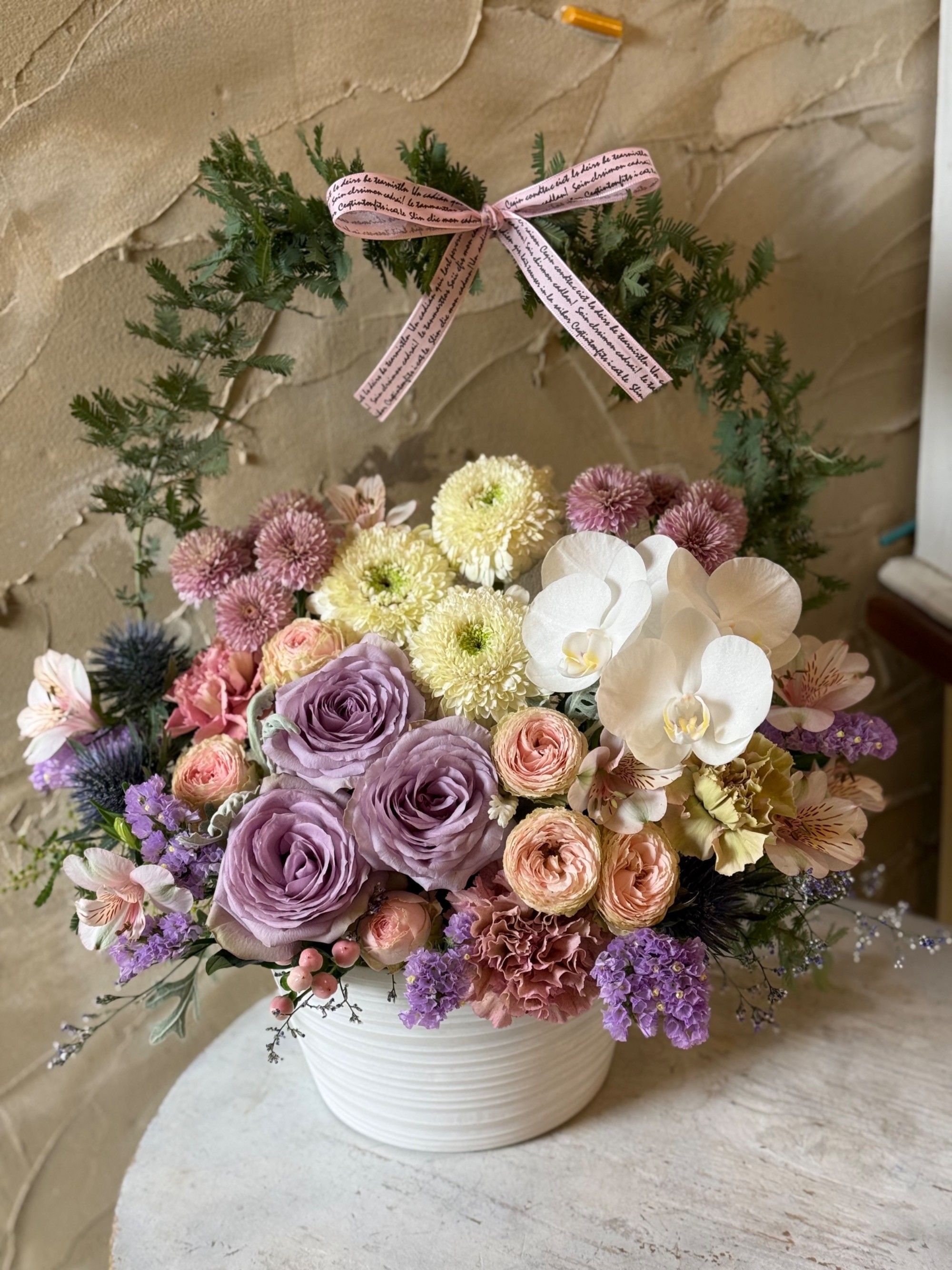 幸福を呼ぶ胡蝶蘭を取り入れたアーチアレンジ