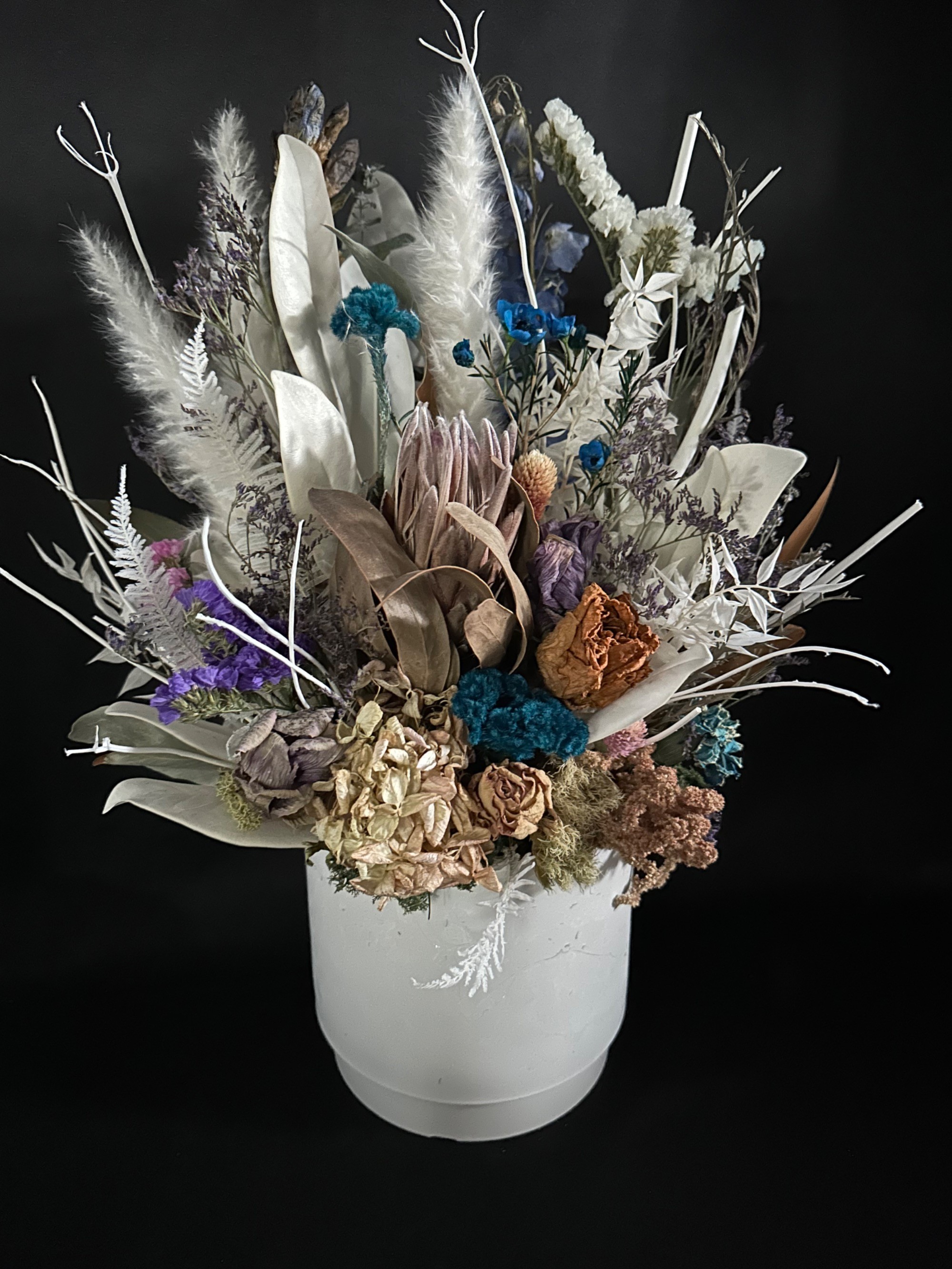 白を基調におつくりした躍動感あふれるドライフラワーアレンジ