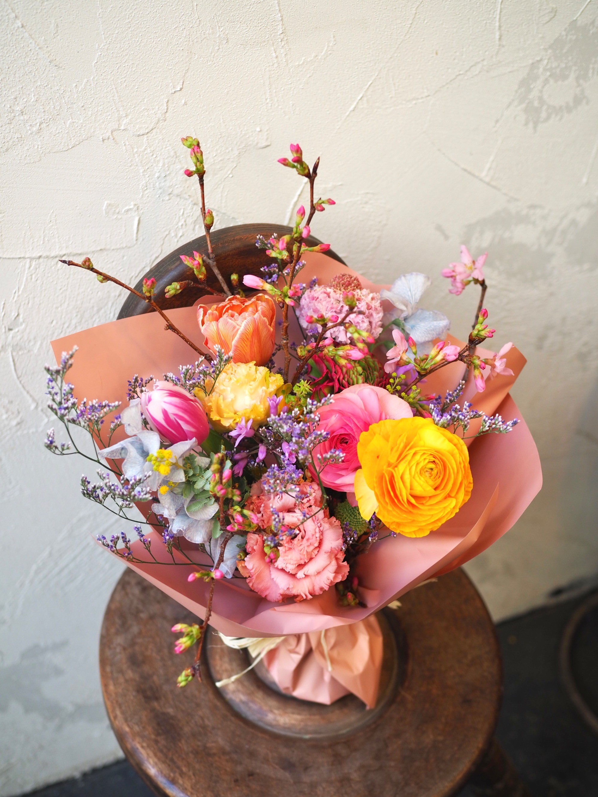 季節のお花でおまとめしたあたたかい雰囲気の花束