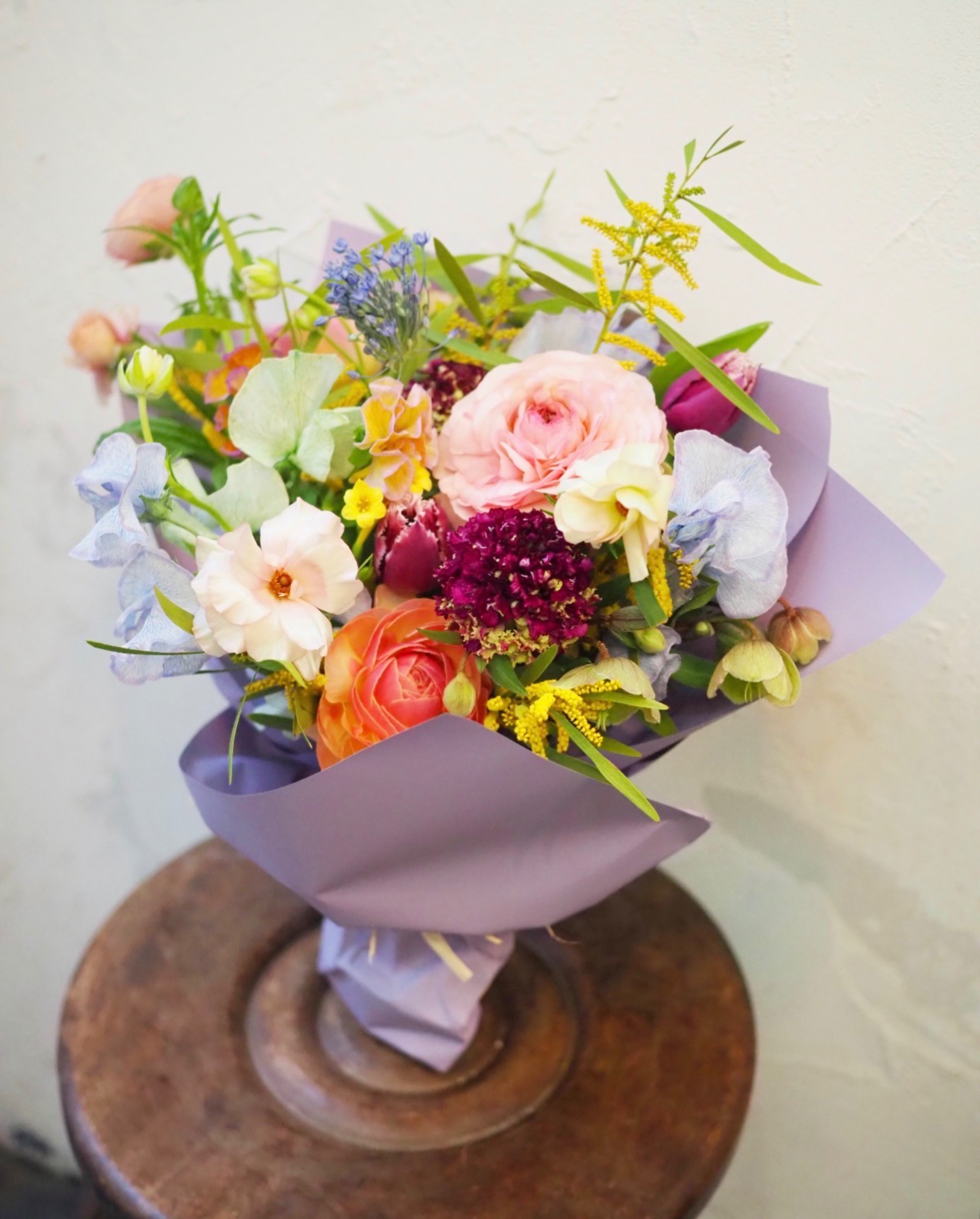 季節のお花でおつくりしたご退職祝い花