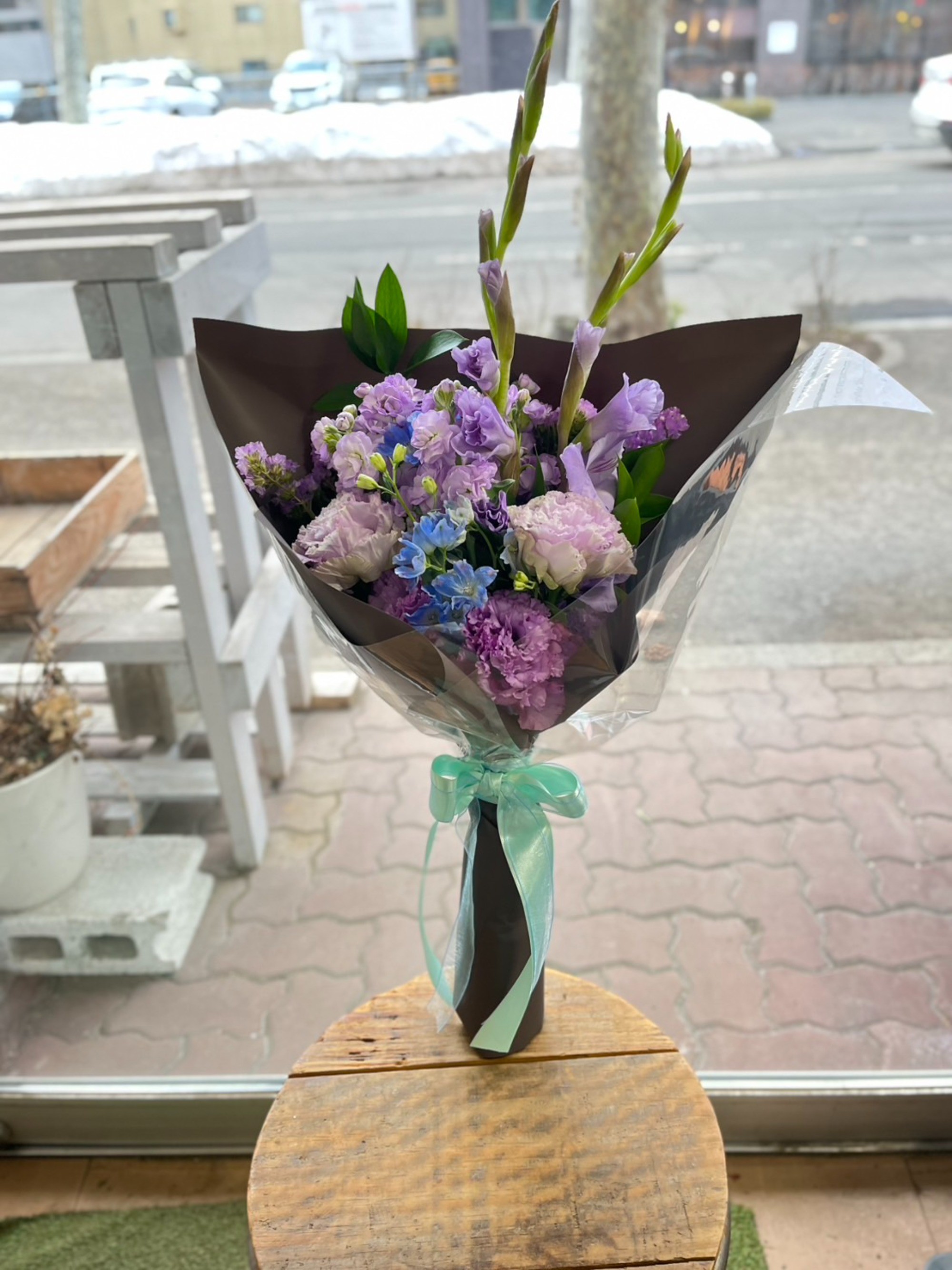 袴の色味に合わせておつくりしたご卒業祝い花