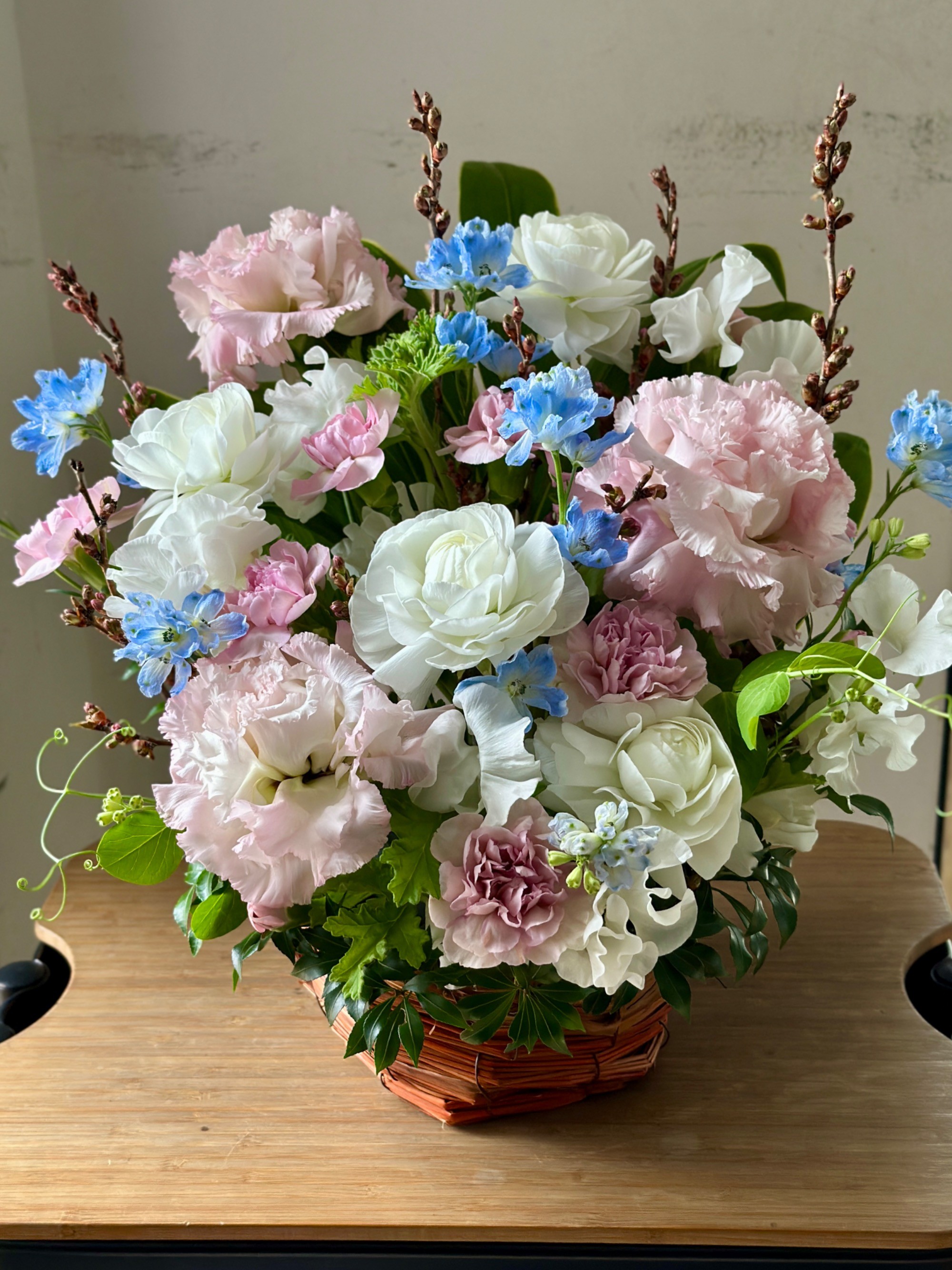 季節のお花を取り入れた華やかな生花アレンジ