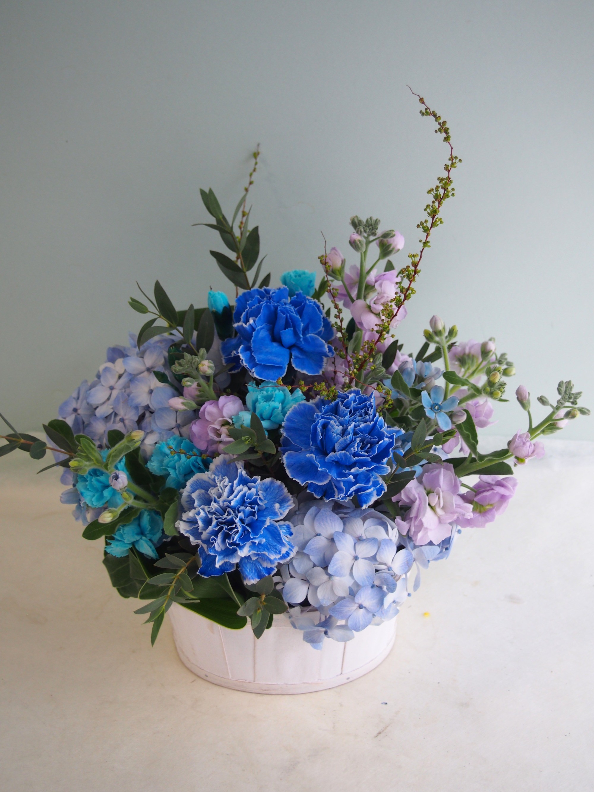 ブルーを基調にやわらかい雰囲気でおつくりした祝い花