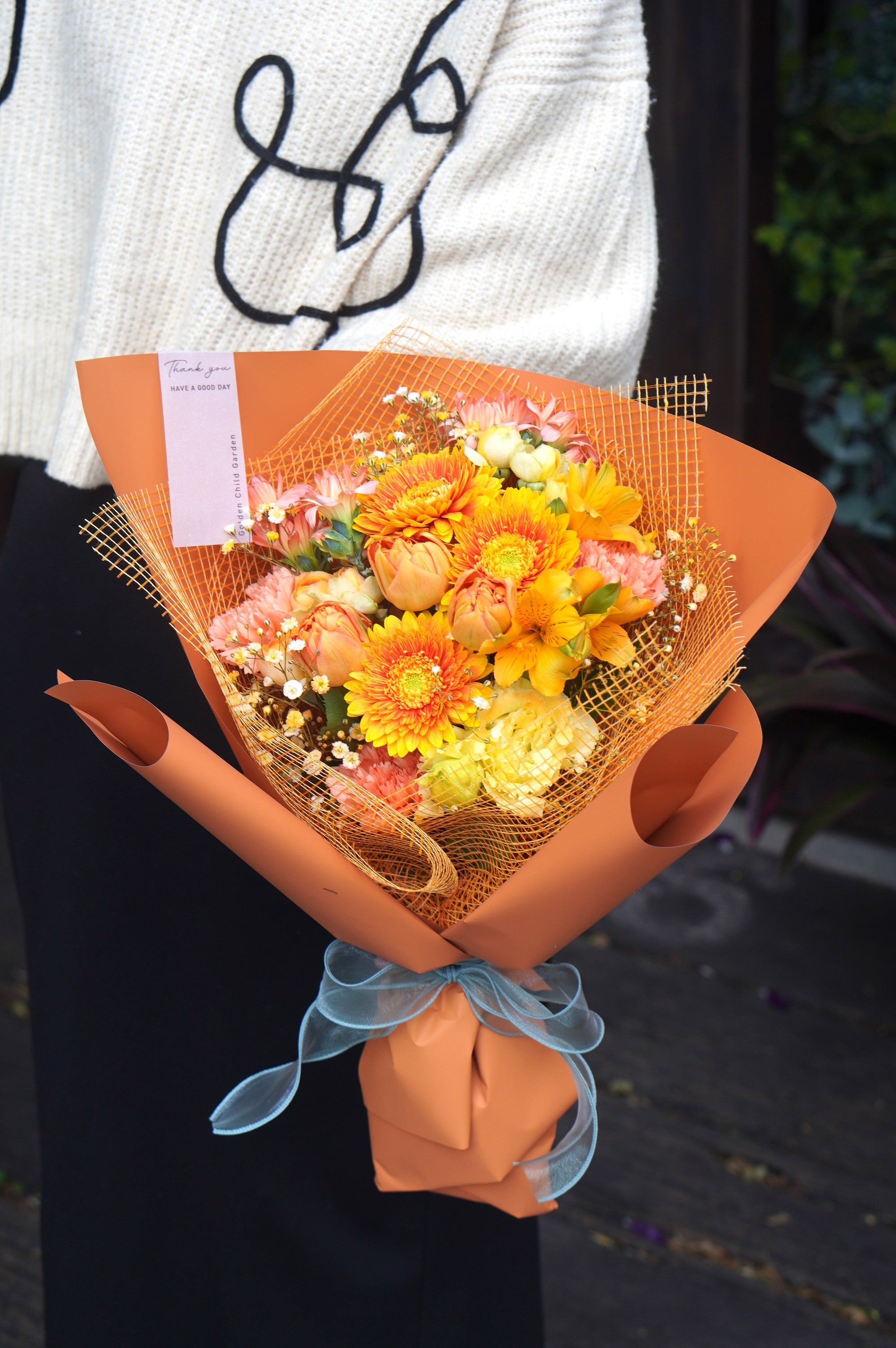 季節のお花を取り入れたビタミンカラーのフラワーブーケ