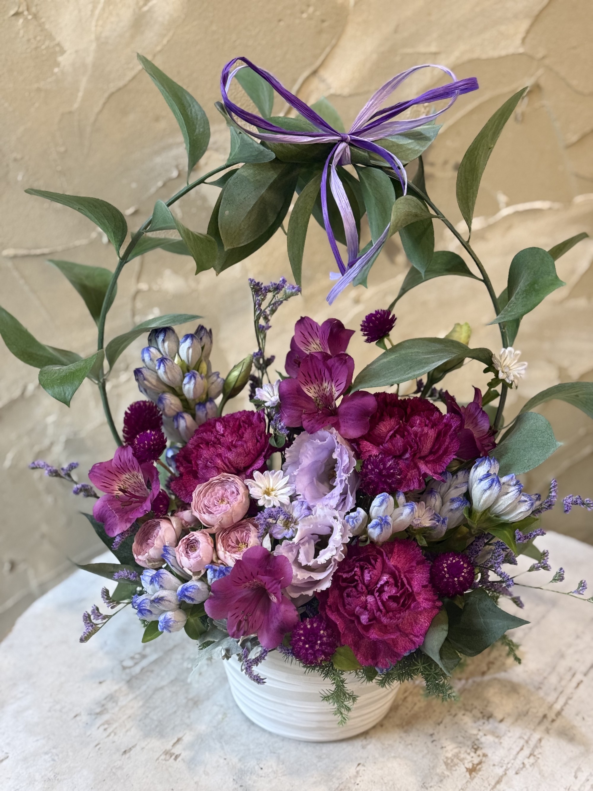 古希のお祝いにシックで華やかにおまとめしたアーチのアレンジメント