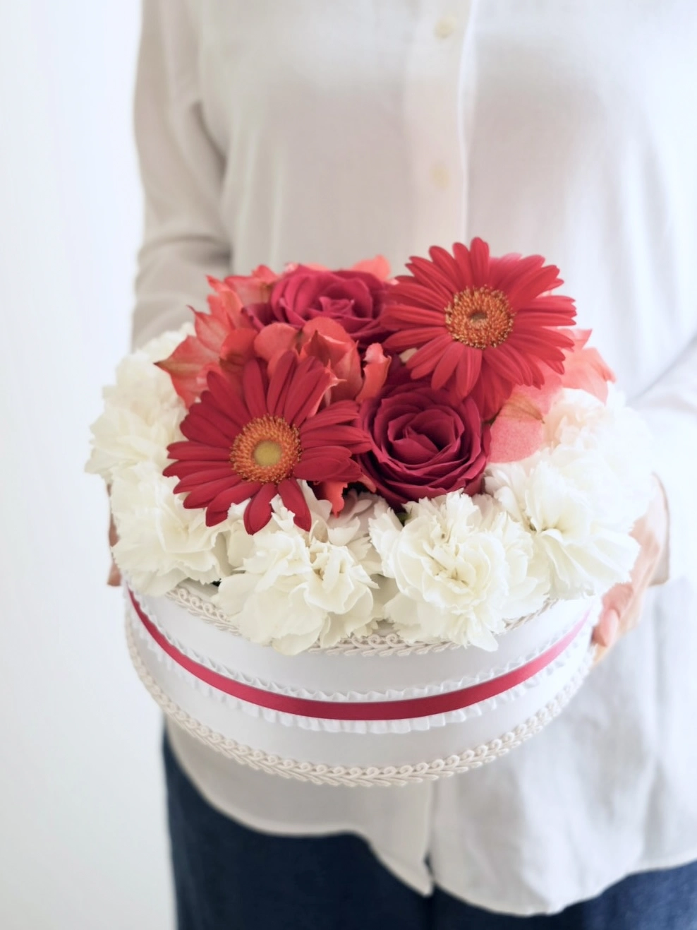 リボン仕立ての生花のフラワーケーキ 赤