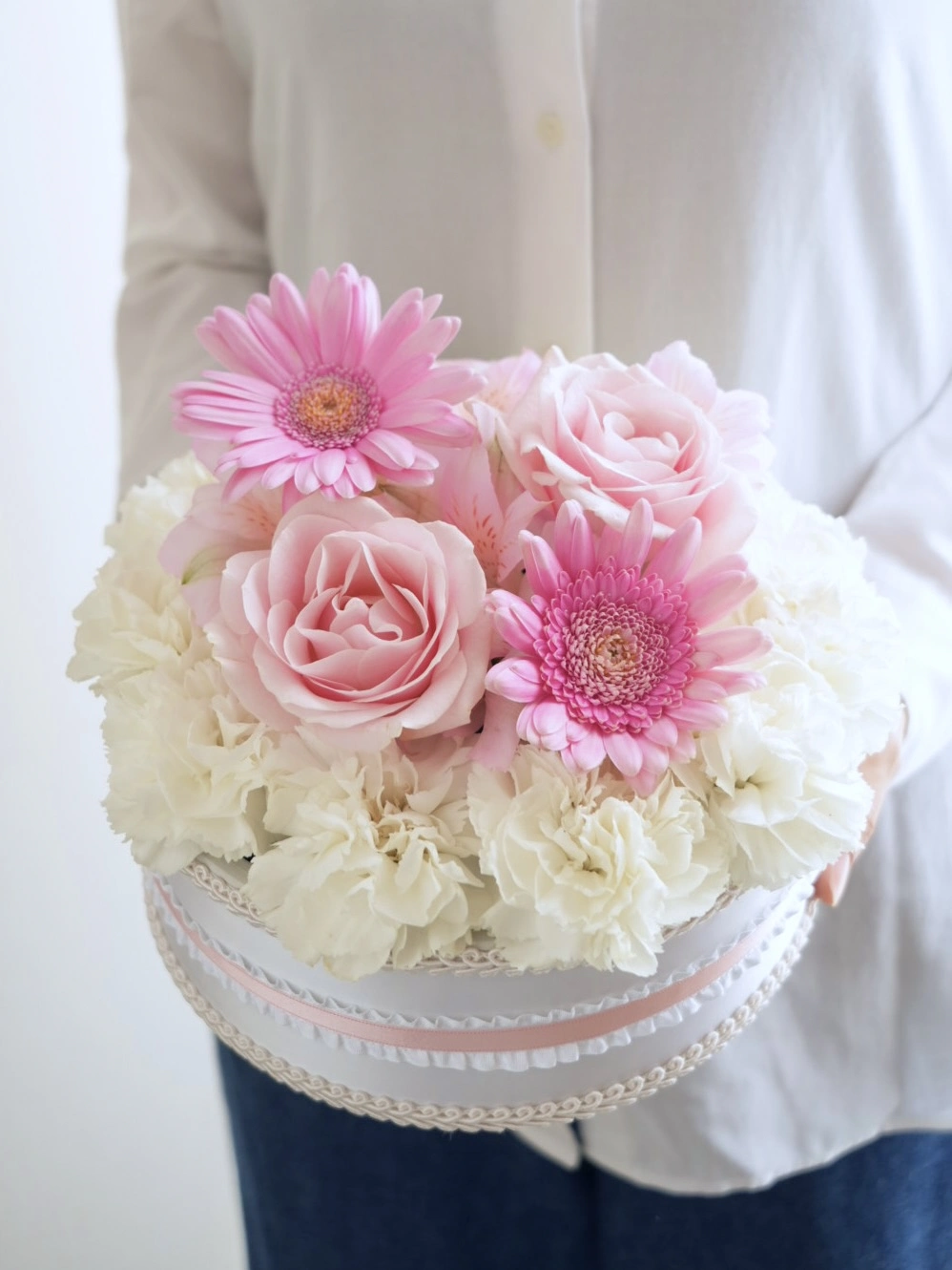 リボン仕立ての生花のフラワーケーキ ピンク