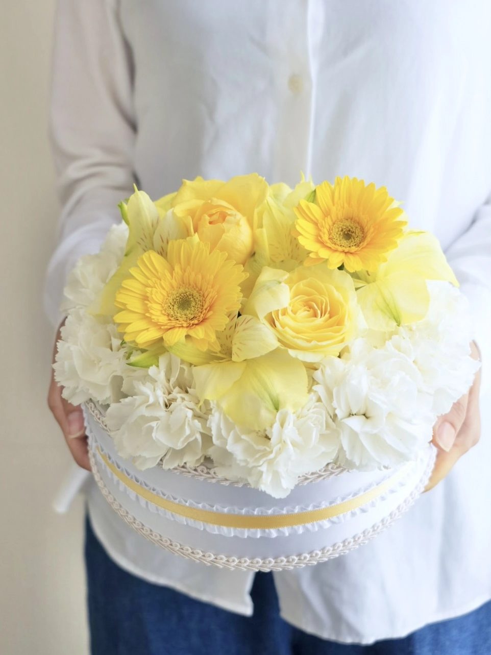 リボン仕立ての生花のフラワーケーキ 黄色