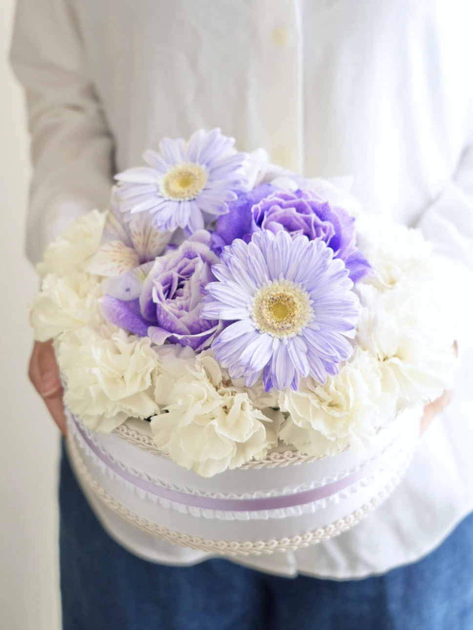 リボン仕立ての生花のフラワーケーキ 紫