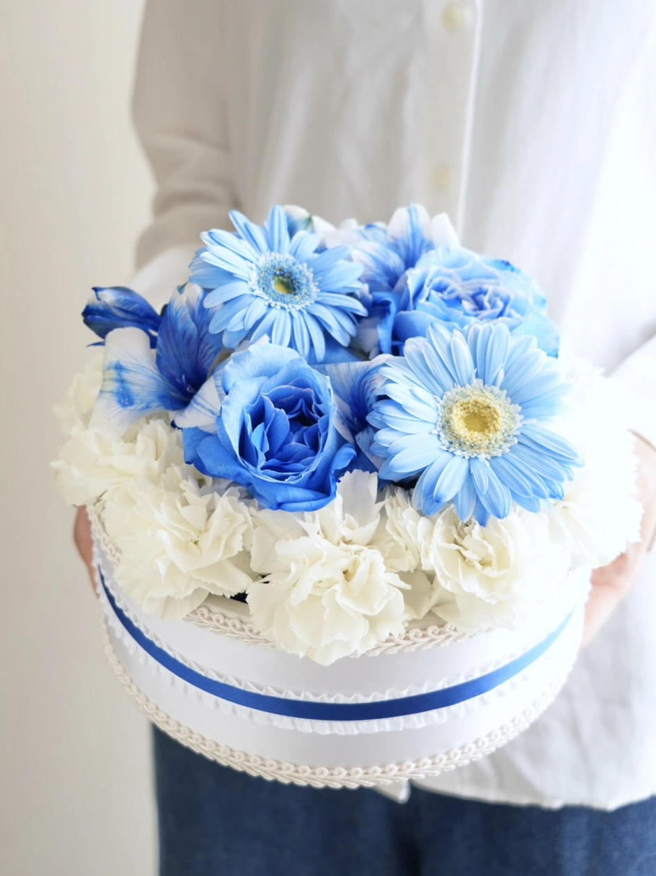 リボン仕立ての生花のフラワーケーキ ブルー