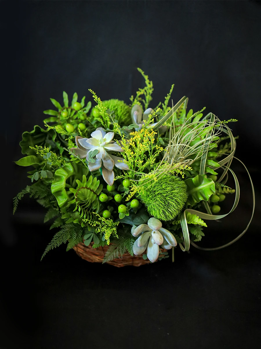 多肉植物とグリーンの生花アレンジ　M