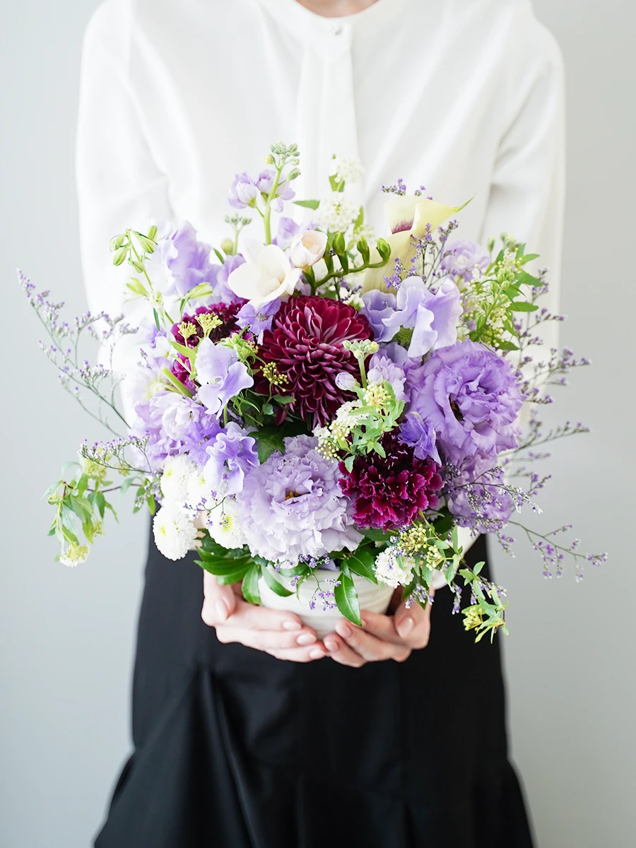 季節のお供えお悔やみ生花アレンジ 紫 M