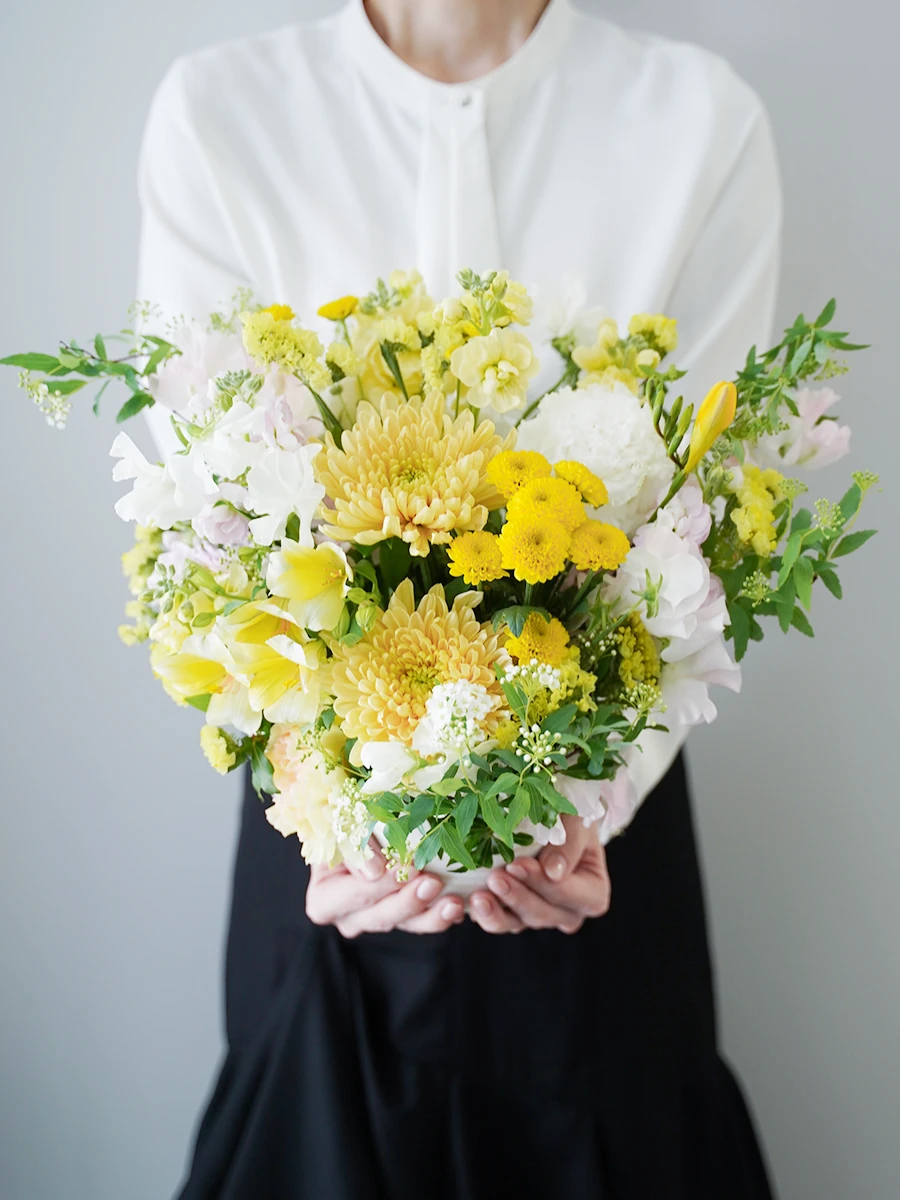 季節のお供えお悔やみ生花アレンジ 黄色 M