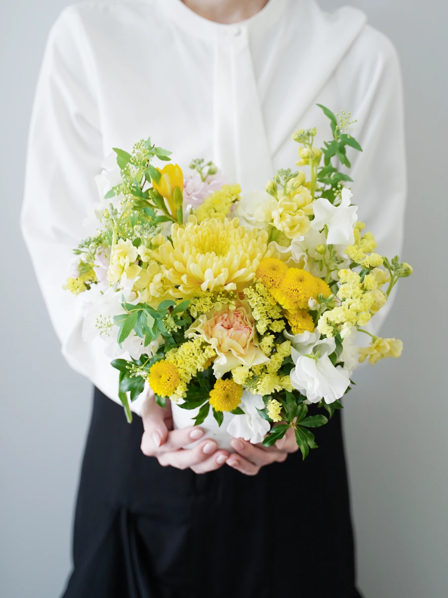 季節のお供えお悔やみ生花アレンジ 黄色 S