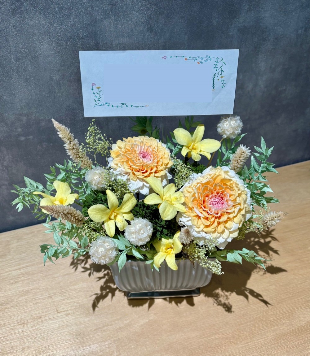 ビタミンカラーでおまとめしたご退職祝い花・プリザーブドフラワー
