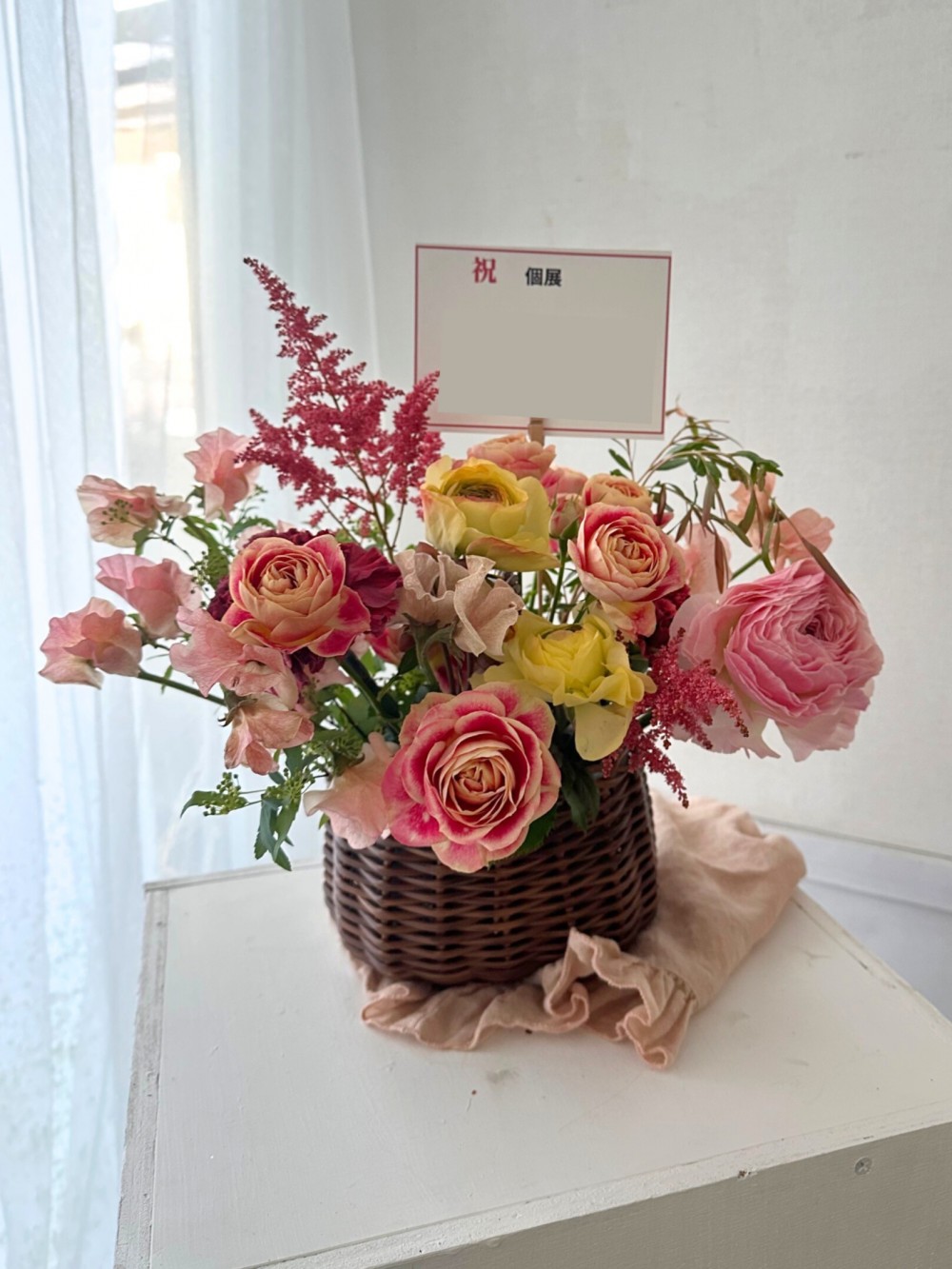 お祝いと応援の気持ちを込めて 個展開催祝い花