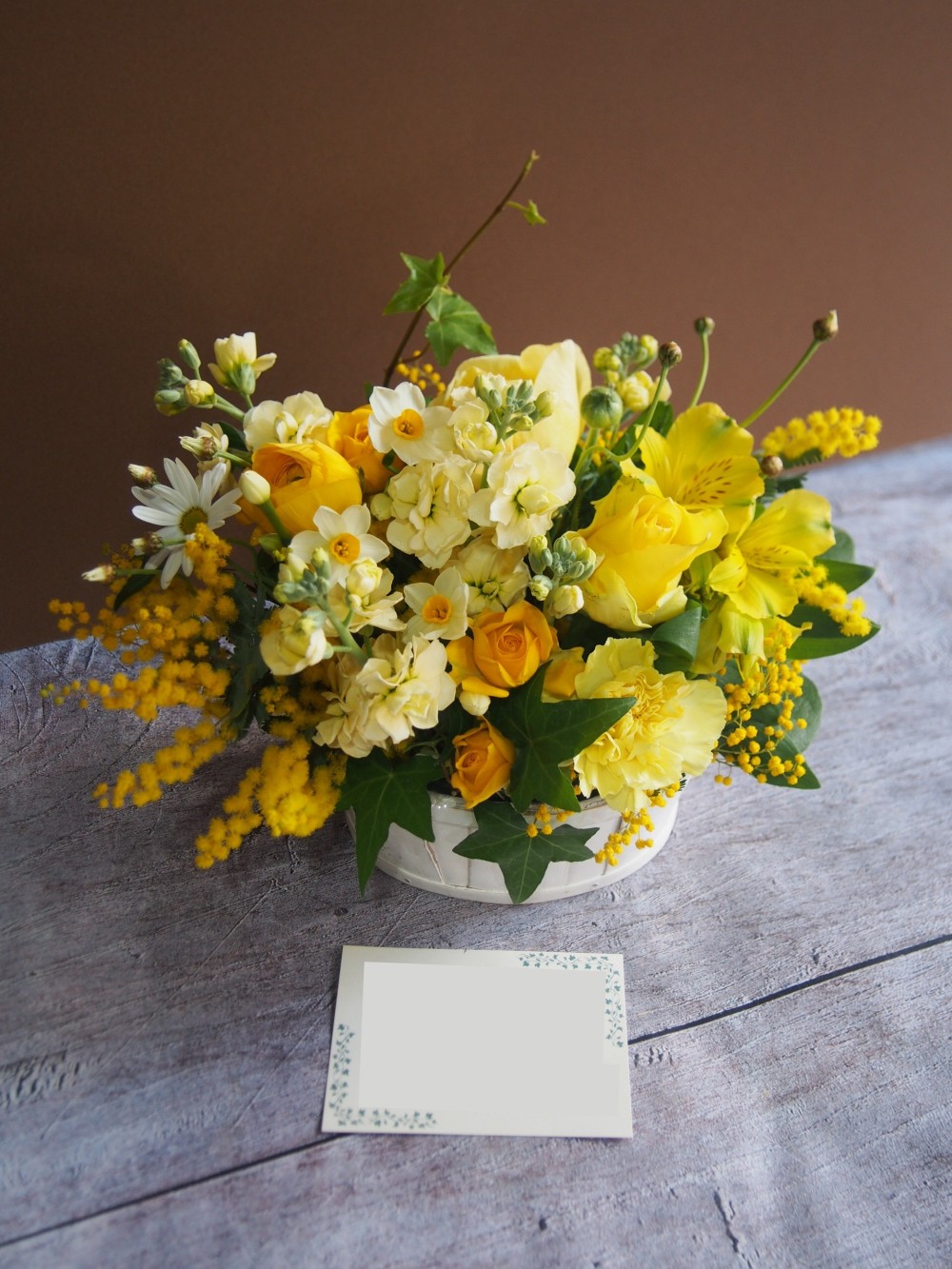  ビタミンカラーを基調に上品にお作りしたご退職祝い花