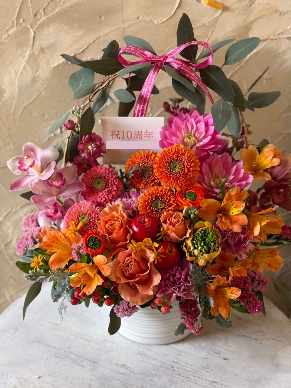 お店の雰囲気でお作りした周年祝い花