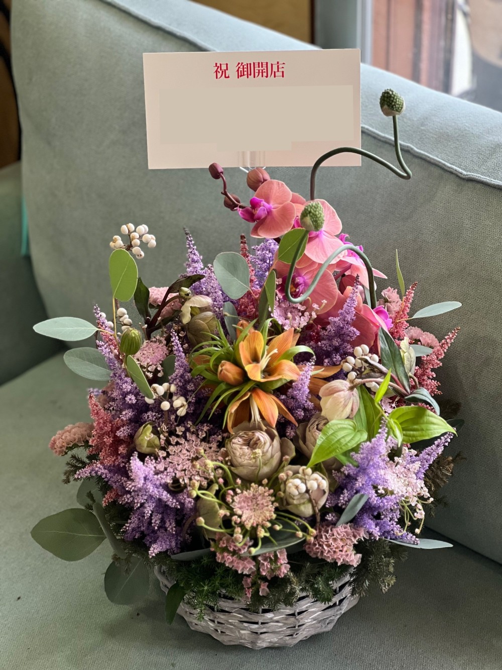 シックで躍動感あふれるご開店祝い花