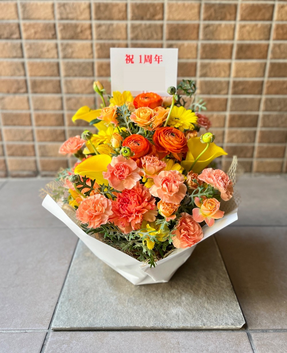 お店の雰囲気に合わせておつくりした周年祝い花