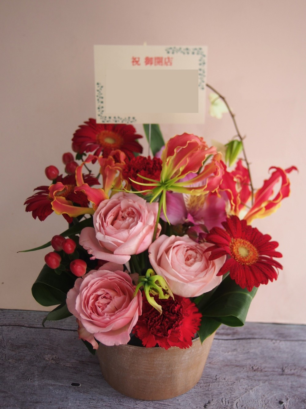 シックな空間を彩る ピンク×レッドの華やかアレンジメント