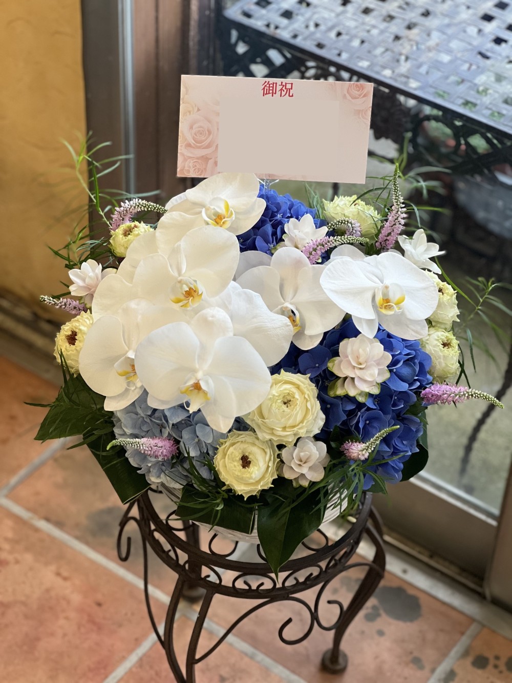 新医院の門出を彩る、清楚で上品な胡蝶蘭アレンジ