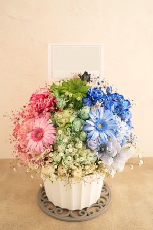 赤緑青の3カラーを取り入れておつくりした透明感あるご出演祝い花・楽屋花