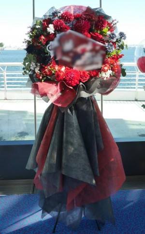 「イベントが盛り上がりますように!」華やかな雰囲気でお作りしたご出演祝い花・楽屋花