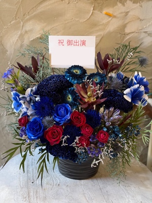 演者さんの好きな色と舞台の雰囲気を取り入れておつくりした上品なご出演祝い花・楽屋花