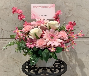 誕生日花「デンファレ」を取り入れた可愛らしいご出演祝い花・楽屋花