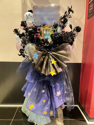 「応援・お祝いの気持ちを込めて」可愛さとかっこよさを取り入れたご出演スタンド花