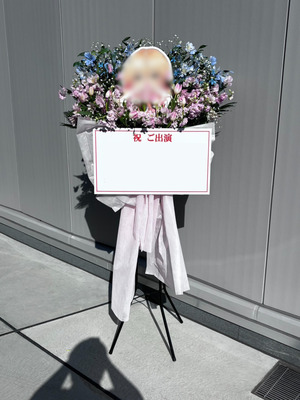 「チューリップを添えて」ツートンカラーでおまとめしたご出演スタンド花