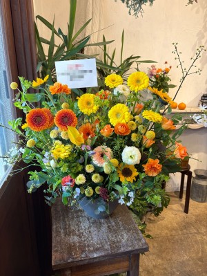 「ひまわり」「ガーベラ」をメインに明るくおまとめしたアレンジ花
