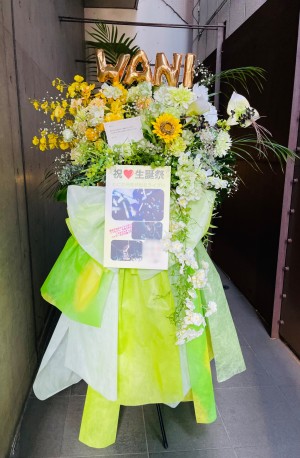 イメージカラーのグリーンを基調にフレッシュな雰囲気でお作りしたご出演スタンド花