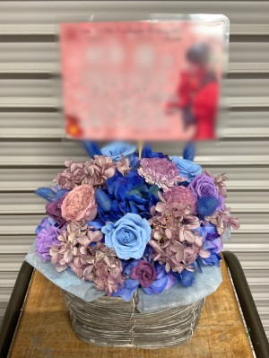 「感謝とお祝いの気持ちを込めて」イメージカラーを取り入れて優しい雰囲気でお作りしたご出演祝い花・楽屋花