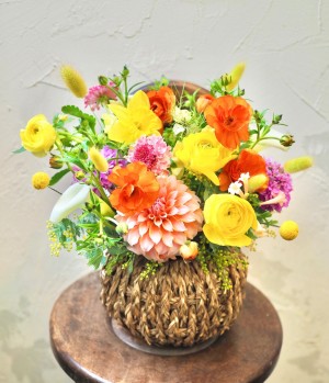 「いつもありがとう」奥様の好きなビタミンカラーを取り入れてお作りした結婚記念日祝い花