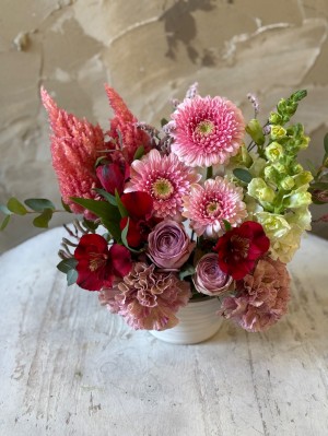 成人式のお祝いにお送りしたピンクのアレンジ花