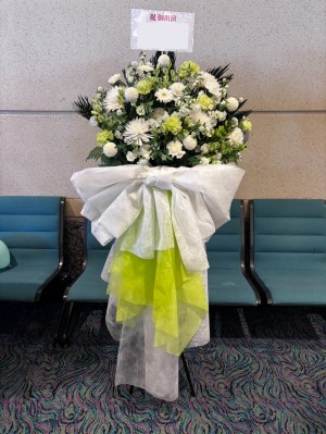 演者様の雰囲気に合わせてお作りした優しい雰囲気のご出演スタンド花