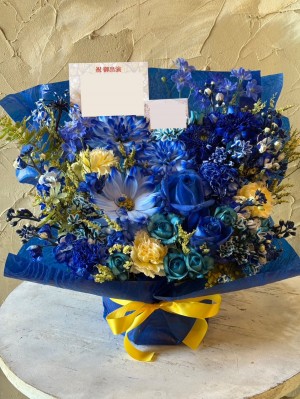 ブルーを基調に華やかにおつくりしたご出演祝い花・楽屋花