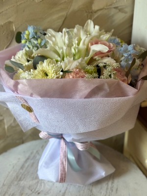 白を基調にパステルカラーでお作りした周年祝い花