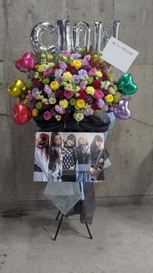 メンバーカラー5色と演者様の衣装に合わせてお作りした華やかなご出演祝い花・楽屋花