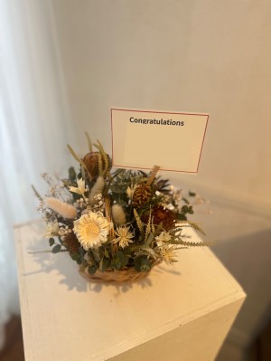 お店の雰囲気にあわせてお作りした上品なご開店祝い花