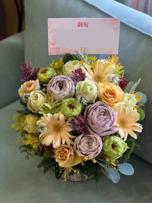 お店の雰囲気に合わせてお作りしたご開店祝い花