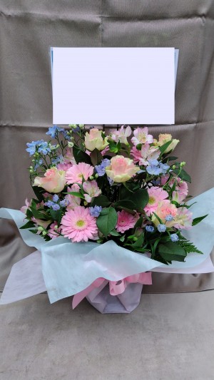 「感謝と応援の気持ちを込めて」サイリウムカラーを基調におつくりしたご出演祝い花・楽屋花